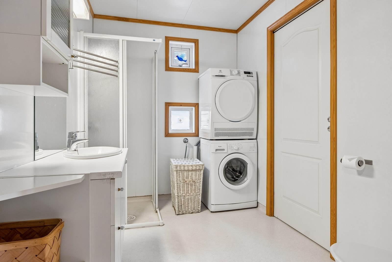 Bad med opplegg for vaskemaskin og tørketrommel. Skyvedør inn til teknisk rom / bod. Galleribilde