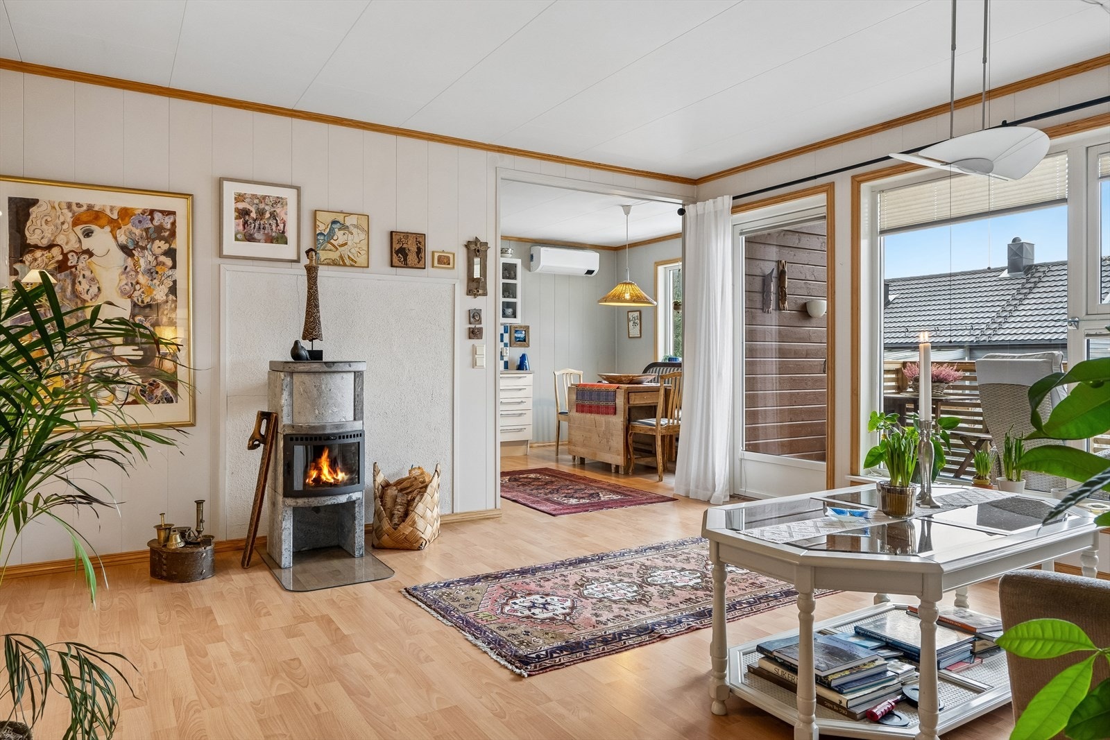 Stue med vedfyring. Varmepumpe på kjøkken. Galleribilde