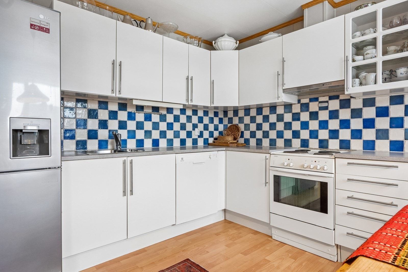 Kjøkken med god skapplass. Galleribilde