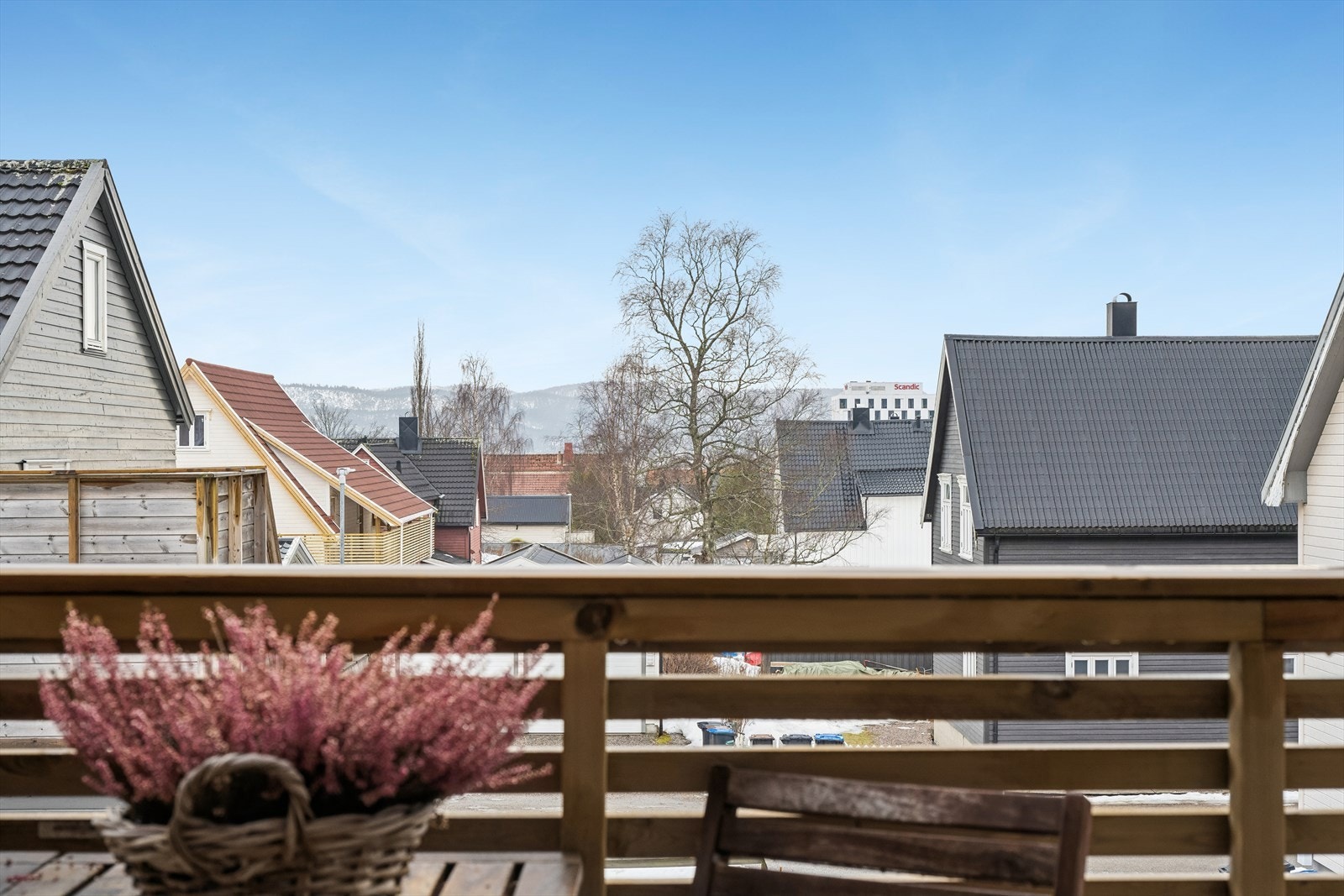 Delvis overbygd terrasse med utsikt. Galleribilde