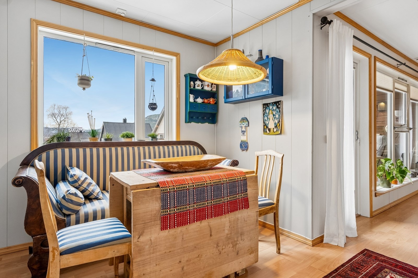 Kjøkken med åpen løsning til stue. Galleribilde