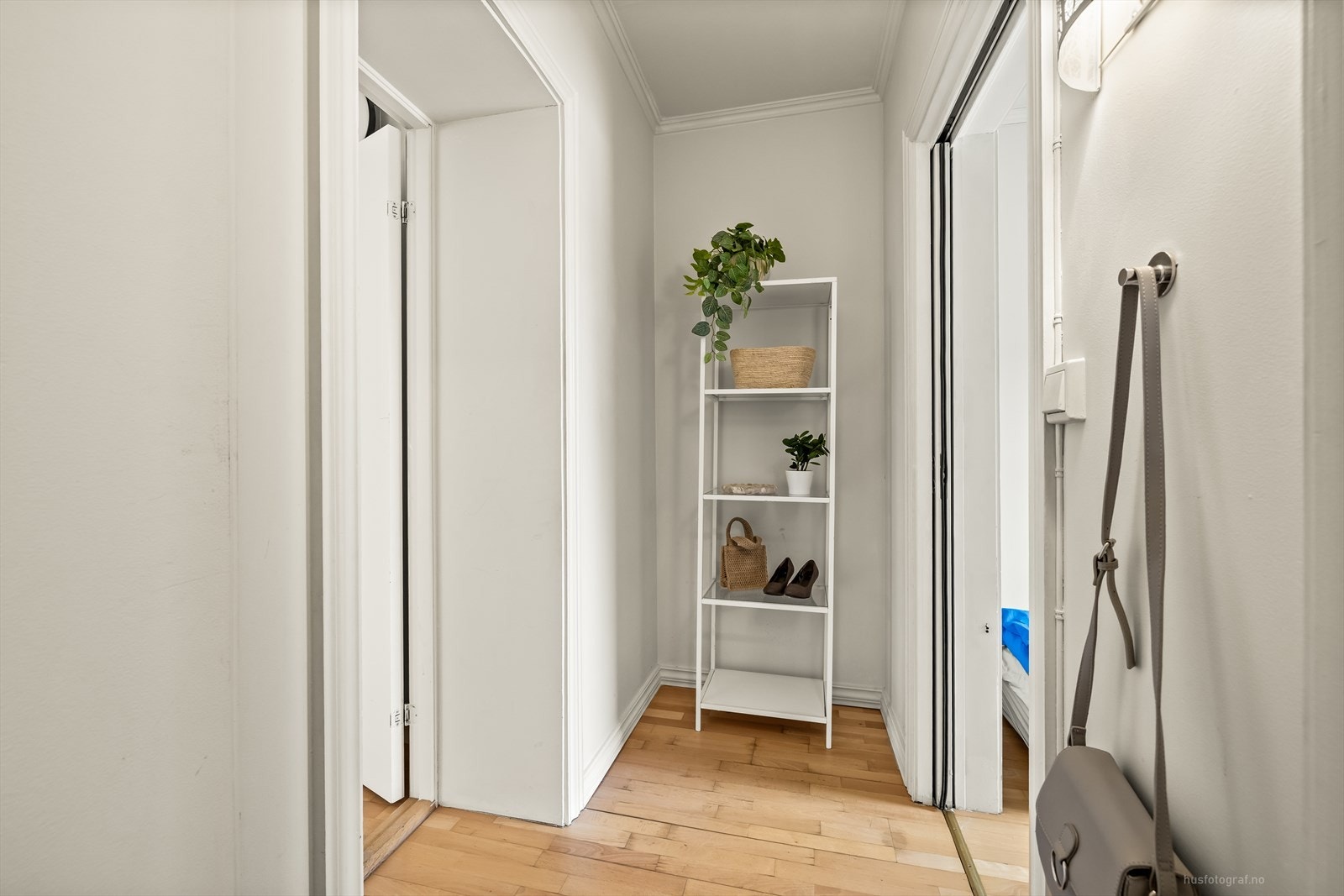 Fra gangen er det tilkomst til leilighetens øvrige rom. Galleribilde