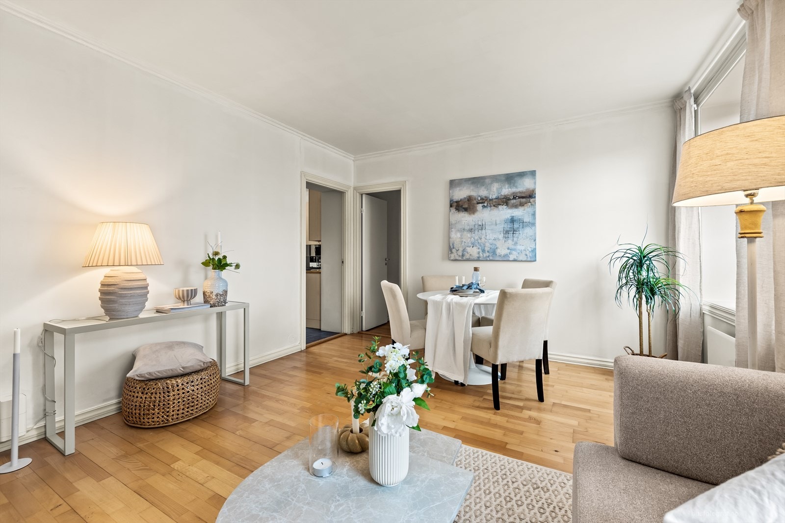 Stuen gir god plass til både sofagruppe og spisebord. Galleribilde