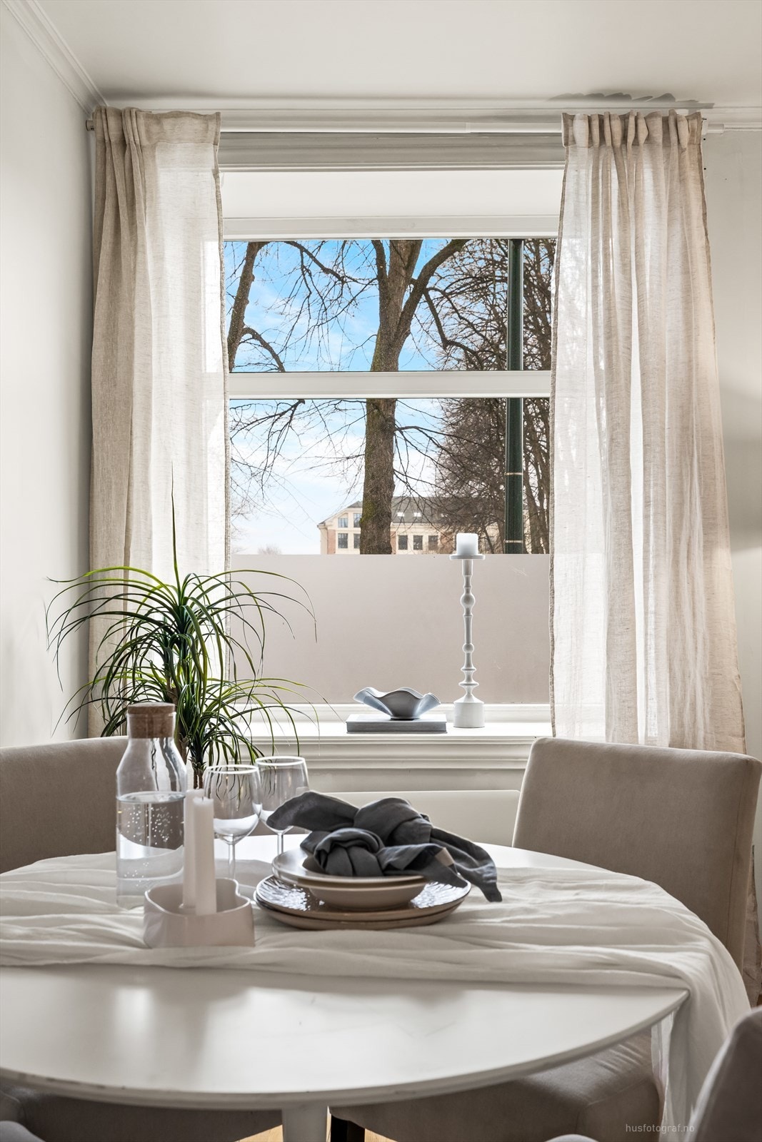 Vinduene i leiligheten er av PVC med 2-lags glass, installert i 2015. Galleribilde