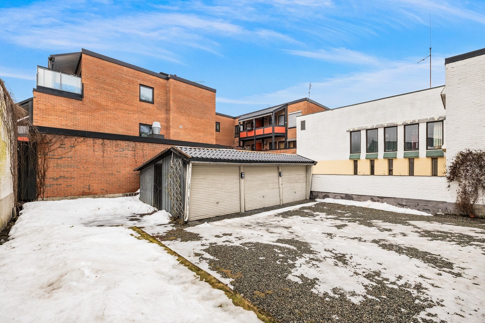 Det medfølger en frittstående garasje på 14 m² på eiendommen. Galleribilde