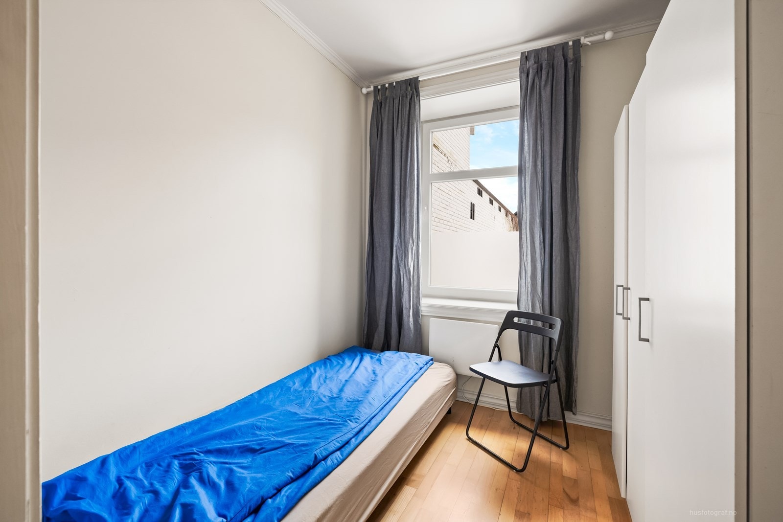 Det tredje soverommet har også parkettgulv og plass til seng og garderobe. Galleribilde