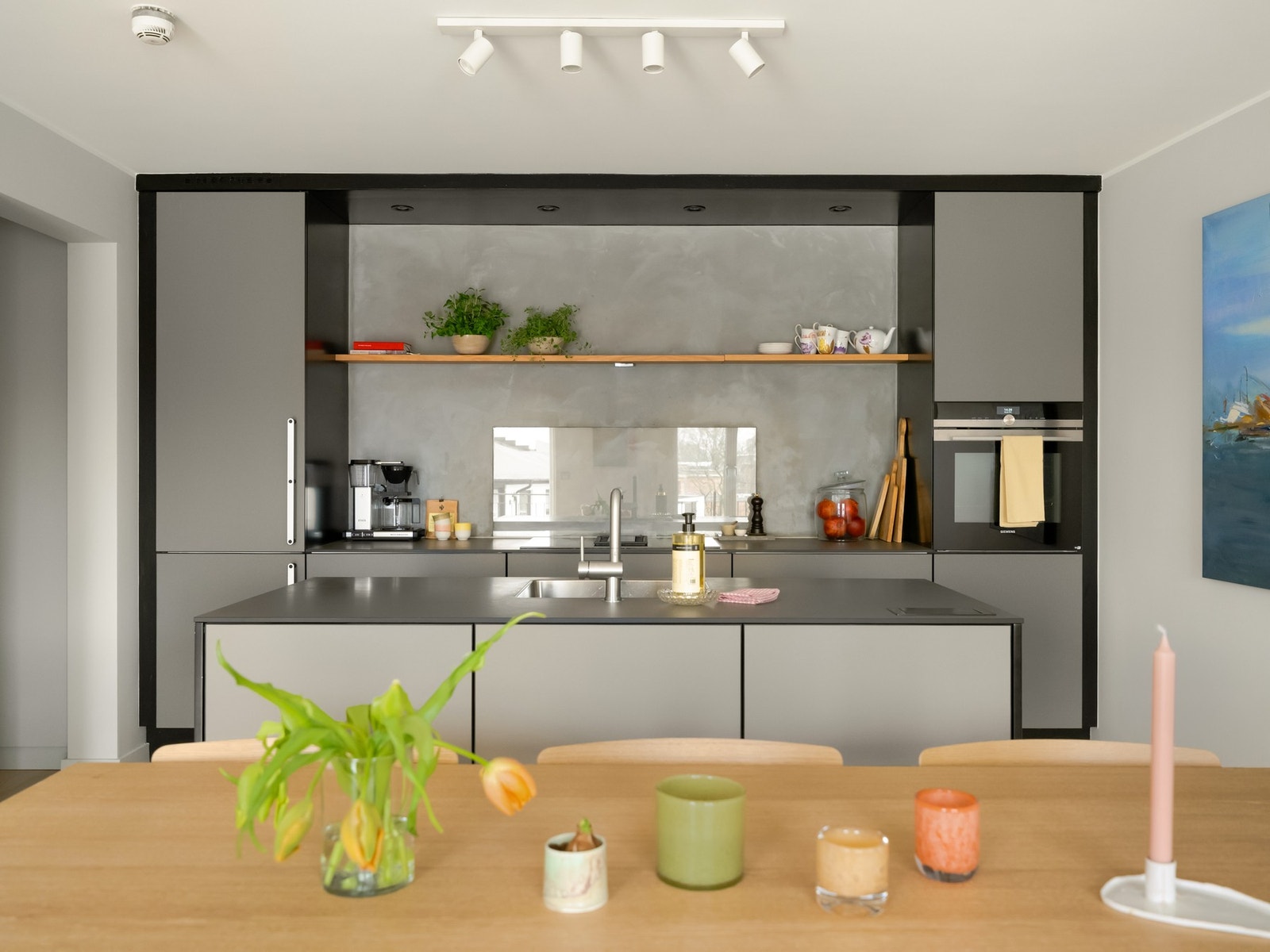 Kjøkkenet fremstår stilrent og moderne med Svane kjøkkeninnredning fra 2017, med glatte fronter og benkeplate i laminat Galleribilde