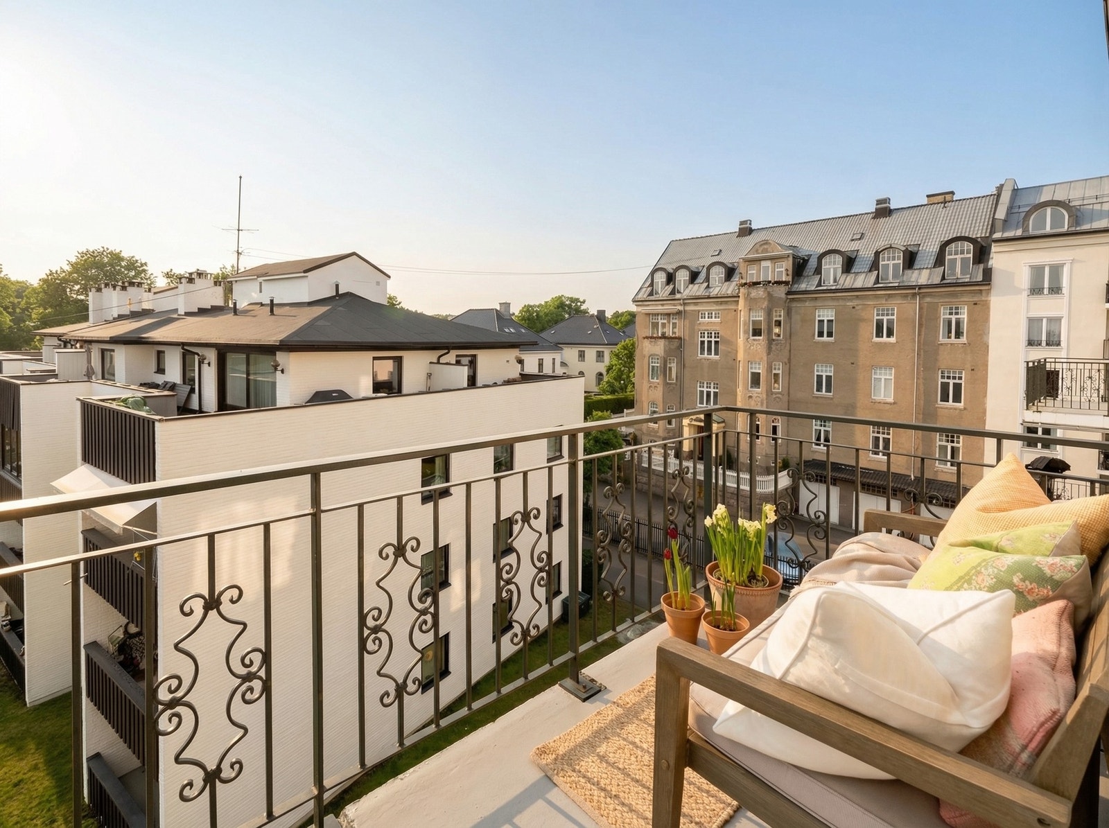 Dette er en lys og gjennomført 3-roms beliggende høyt og fritt i 5.etg med heis adkomst, nydelig utsyn og lite innsyn. (Vær og grøntområder AI generert) Galleribilde