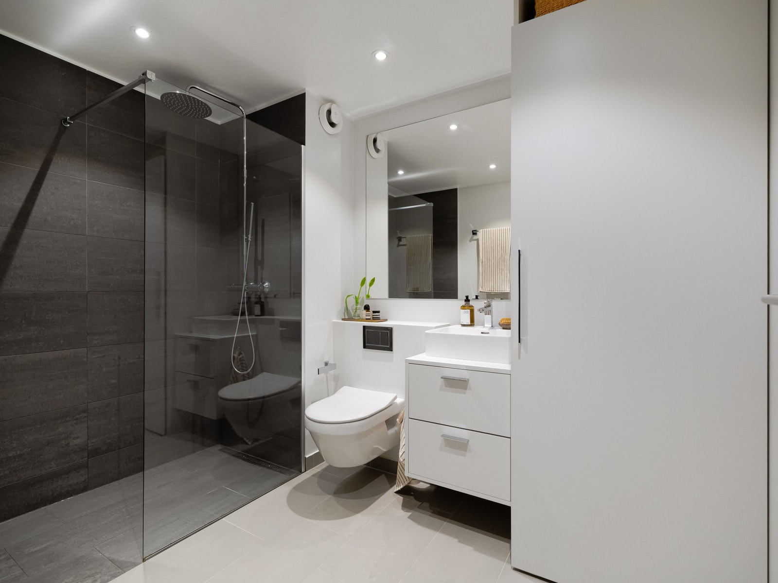 Leiligheten har et delikat baderom fra 2017 med flislagte vegger og gulv, med gulvvarme Galleribilde