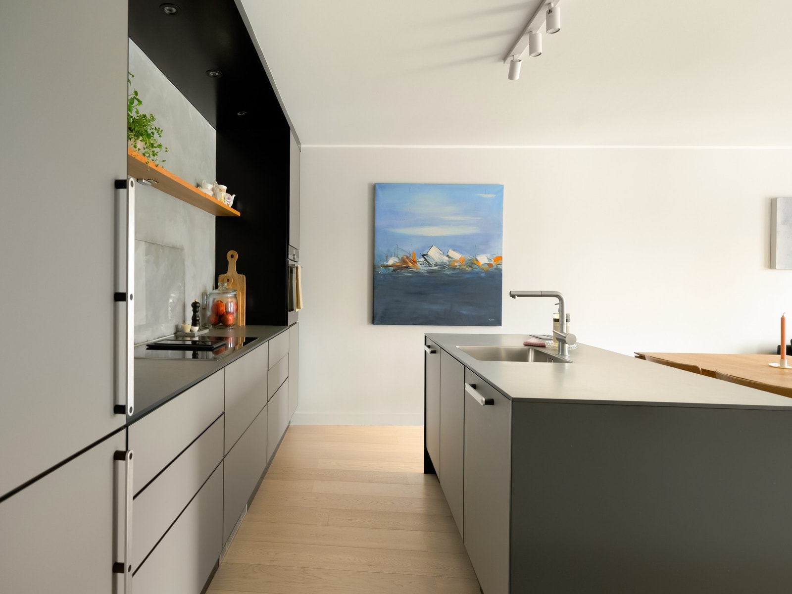 Overflatene i leiligheten ble nylig malt i behagelige fargetoner Galleribilde