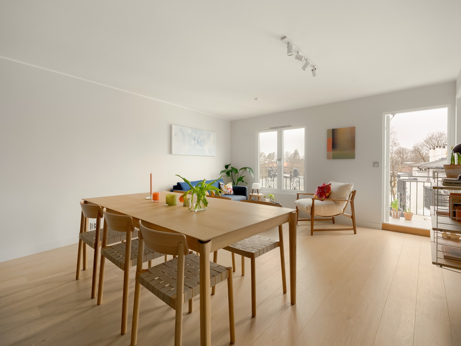 Leiligheten har en funksjonell og moderne planløsning. Stue og kjøkken ligger i åpen løsning, noe som skaper en luftig romfølelse Galleribilde