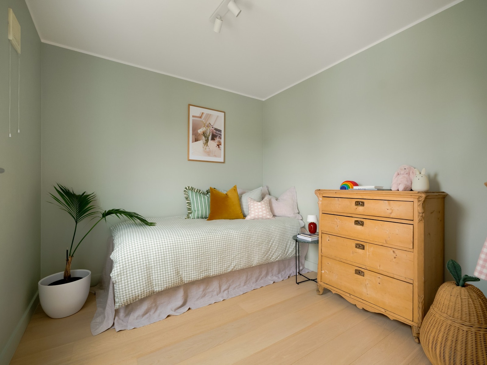 Soverom II er også av god størrelse og har plass til seng med tilhørende møblement Galleribilde