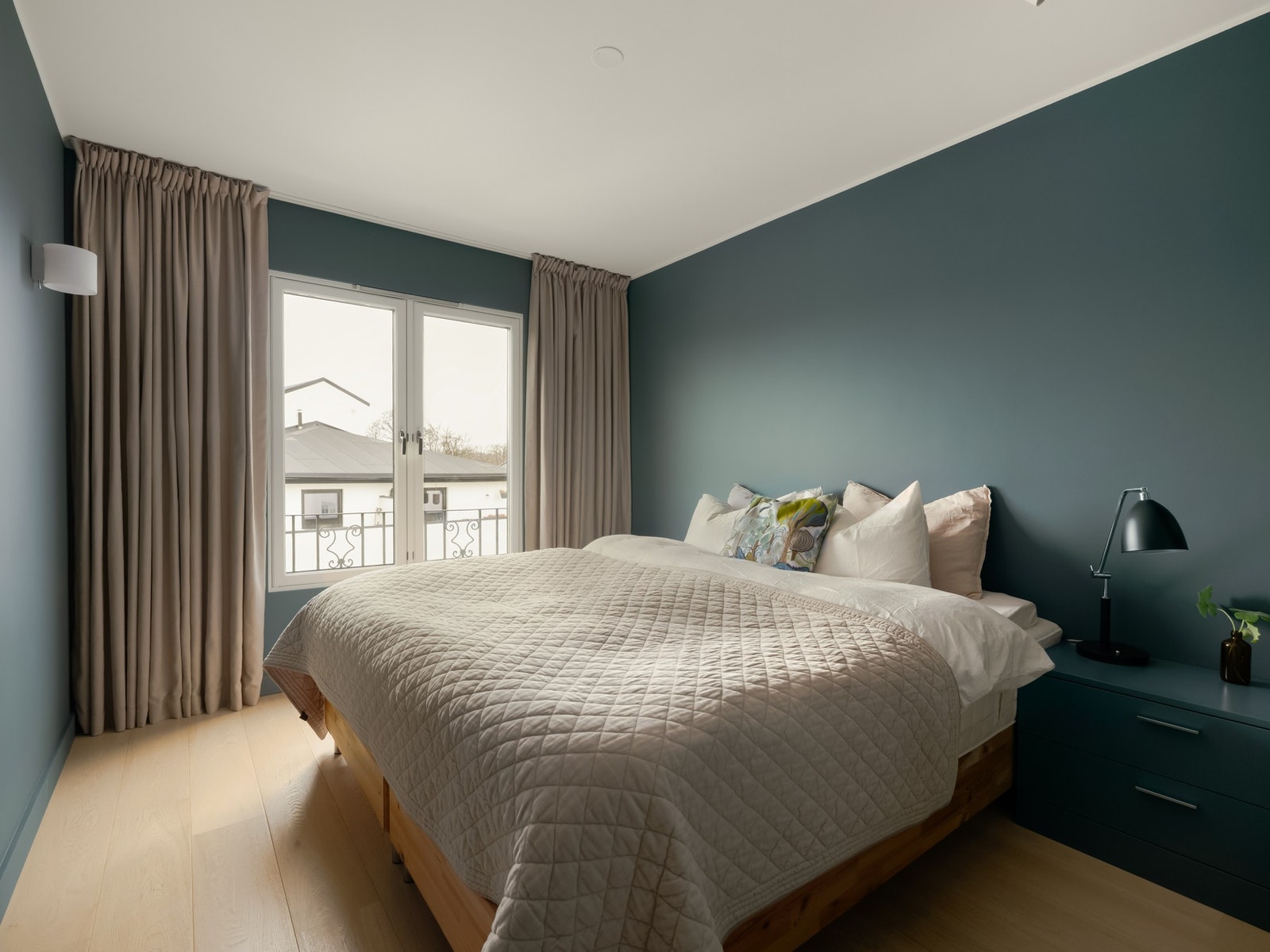 Leiligheten har to soverom av god størrelse. Hovedsoverommet har god plass til dobbeltseng med tilhørende møblement Galleribilde