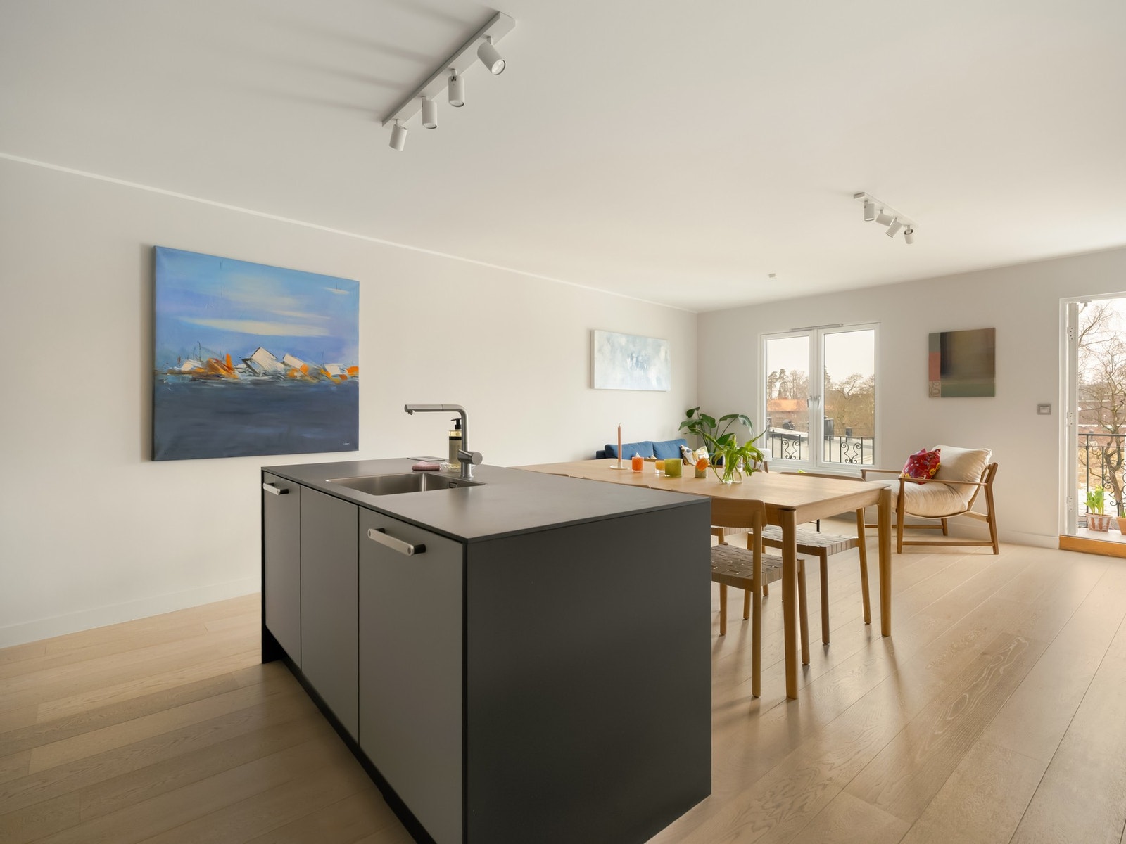 Store vindusflater gir rommet rikelig med naturlig lys Galleribilde