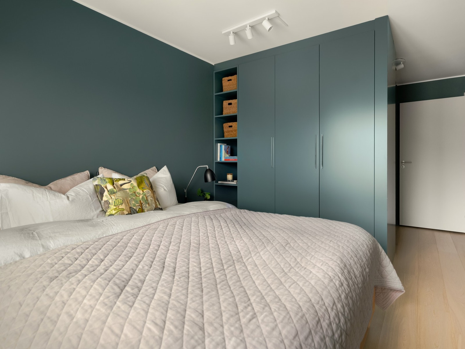 Rommet er malt i behagelig fargetone, og har store vindusflater som sikrer rikelig med naturlig lysinnslipp Galleribilde