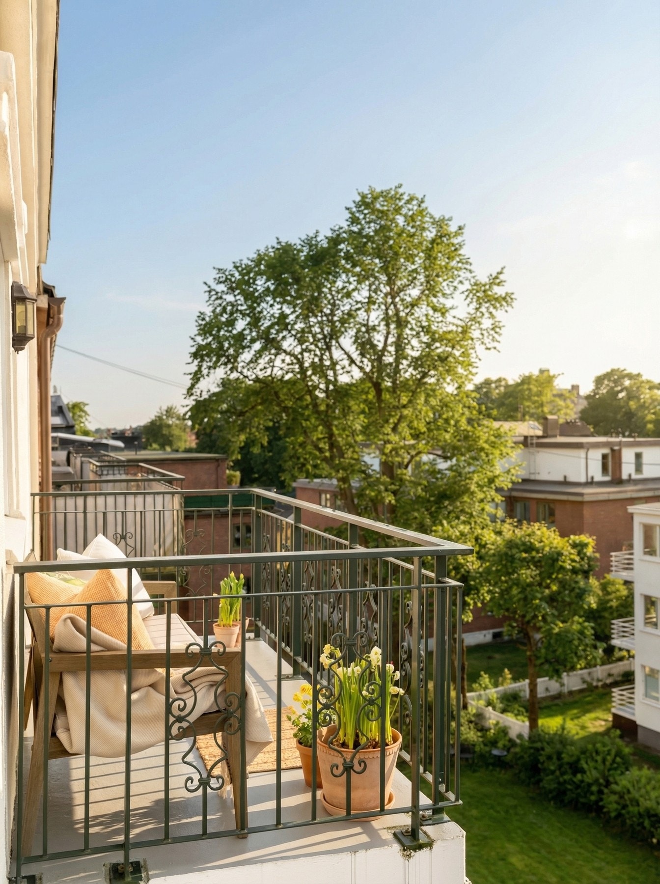 Leiligheten ligger sentralt på Frogner med alt Oslo har å by på rett utenfor døren, men likevel stille, vendt mot rolig sidegate. (Vær og grøntområder AI generert) Galleribilde