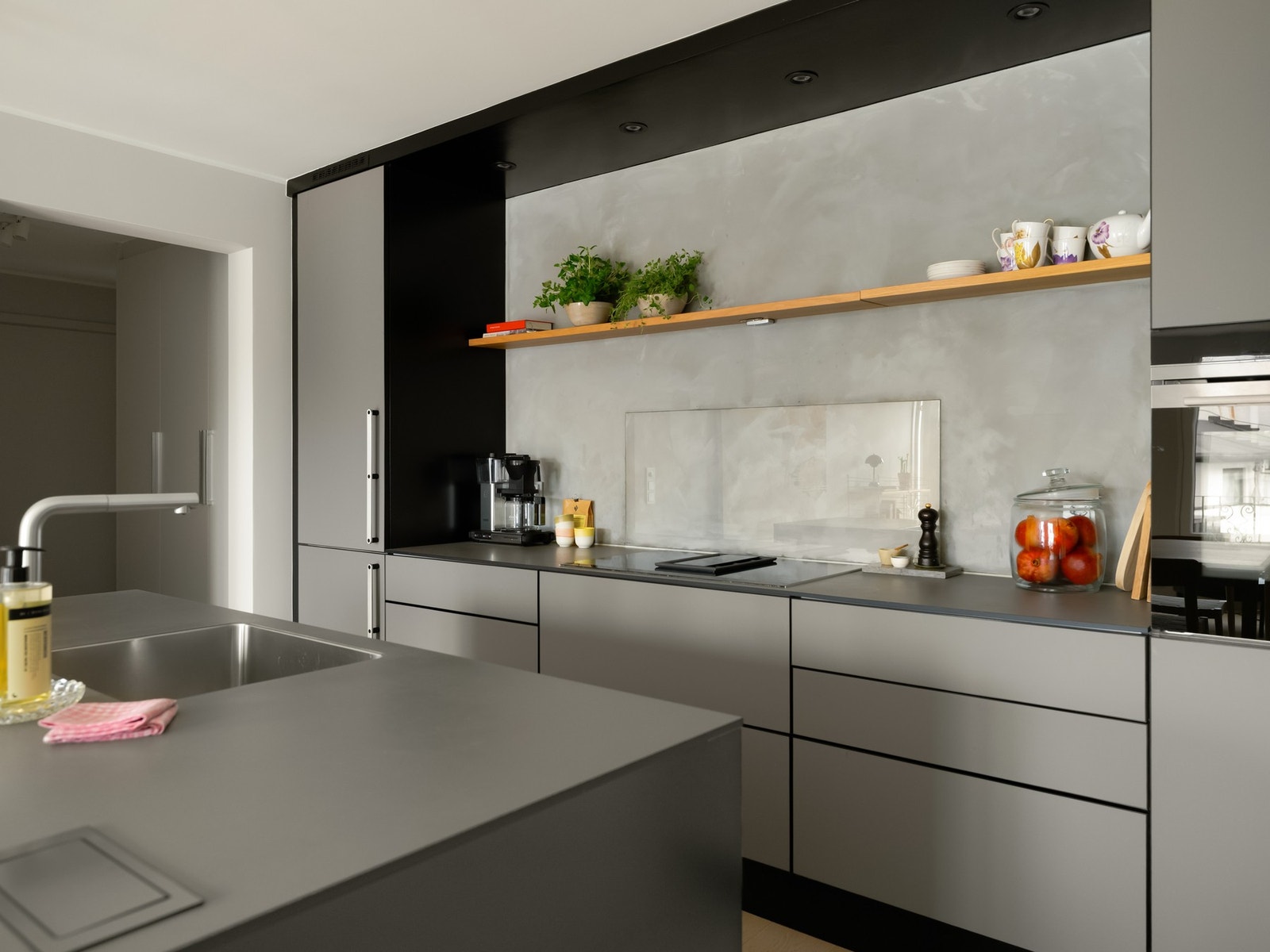 Innredningen er utstyrt med integrerte hvitevarer bestående av AEG kjøl/fryseskap, AEG oppvaskmaskin, Siemens induksjonstopp og stekeovn Galleribilde