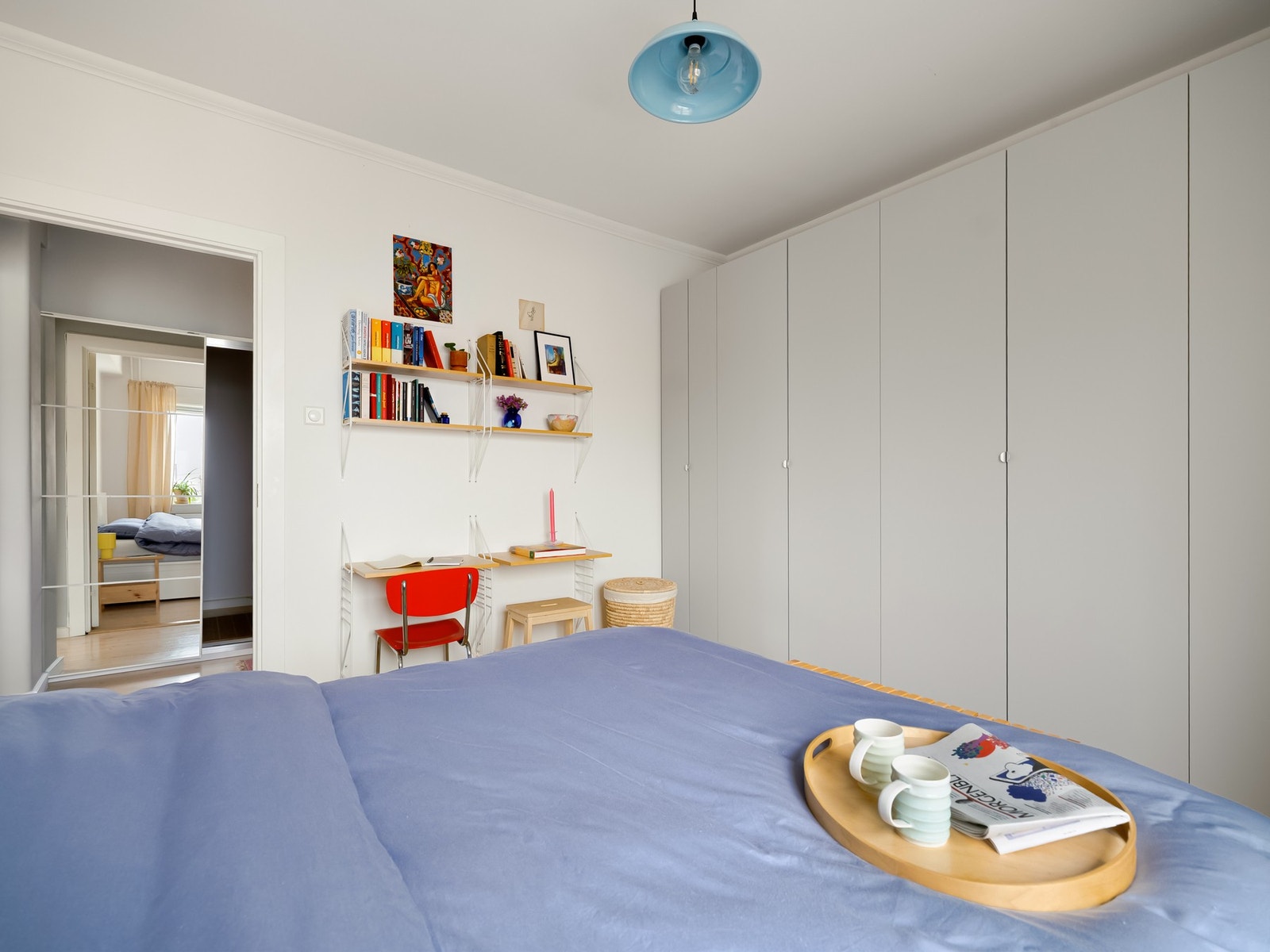 Hele endeveggen i fotenden er tilrettelagt for garderobe, så om du ikke får plass til klærne dine her er det nok ikke skapet som har et problem. Galleribilde