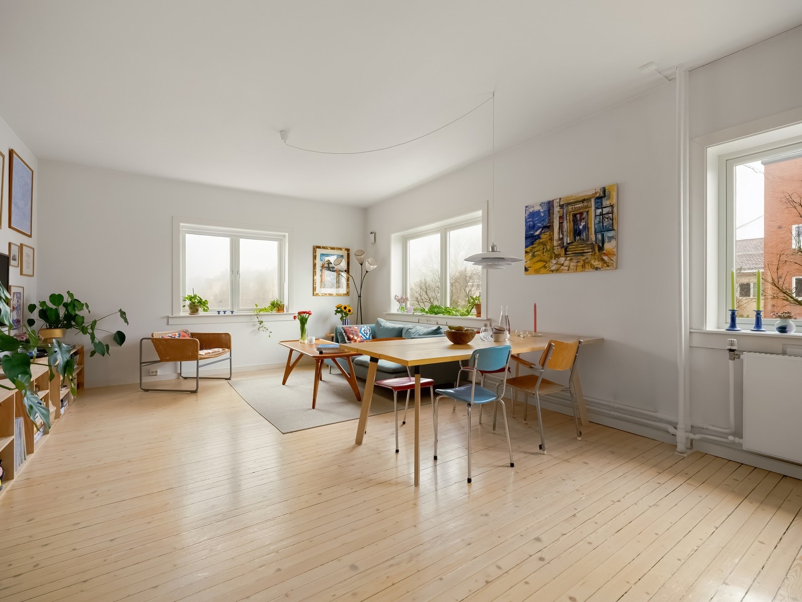 Den store og åpne stuen er det naturlige oppholdsrommet, og et fint sted å fortsette. Galleribilde