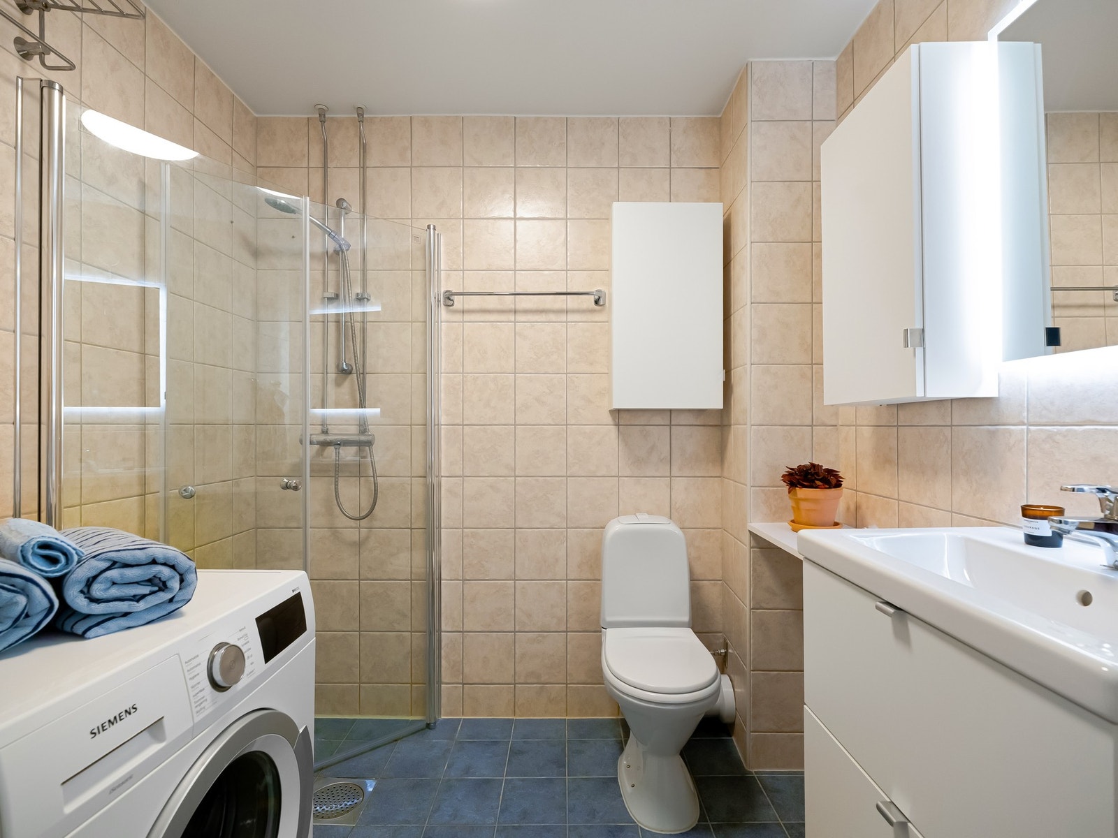 Fra entreen finner vi også badet, som ble pusset opp i regi av borettslaget i 2004. Galleribilde