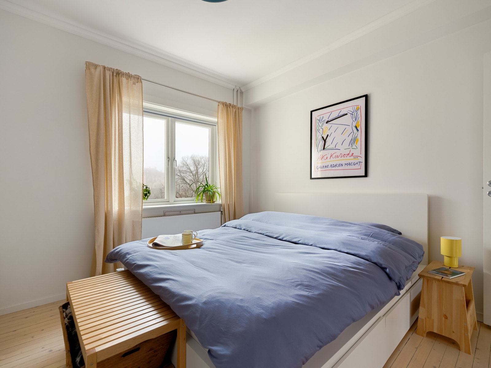 Her er det rikelig med plass til stor dobbeltseng med nattbord og garderobe. Galleribilde