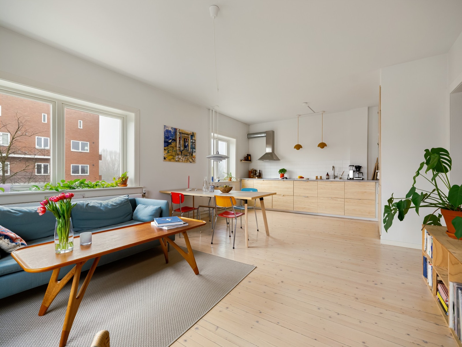 Stua henger fint sammen med kjøkkenet, og det er så klart de to sonene sammen gjør det så flott. Galleribilde