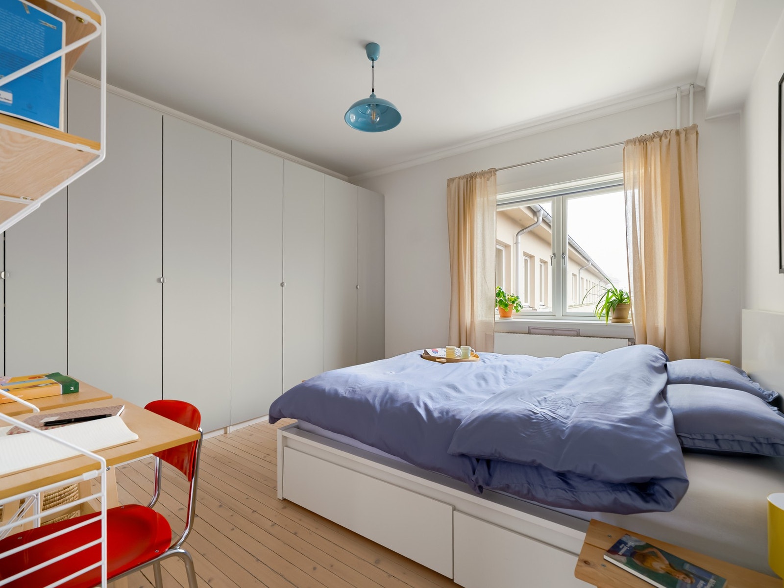 Leiligheten har et svært romslig soverom, målt til ca. 10 kvm. Galleribilde