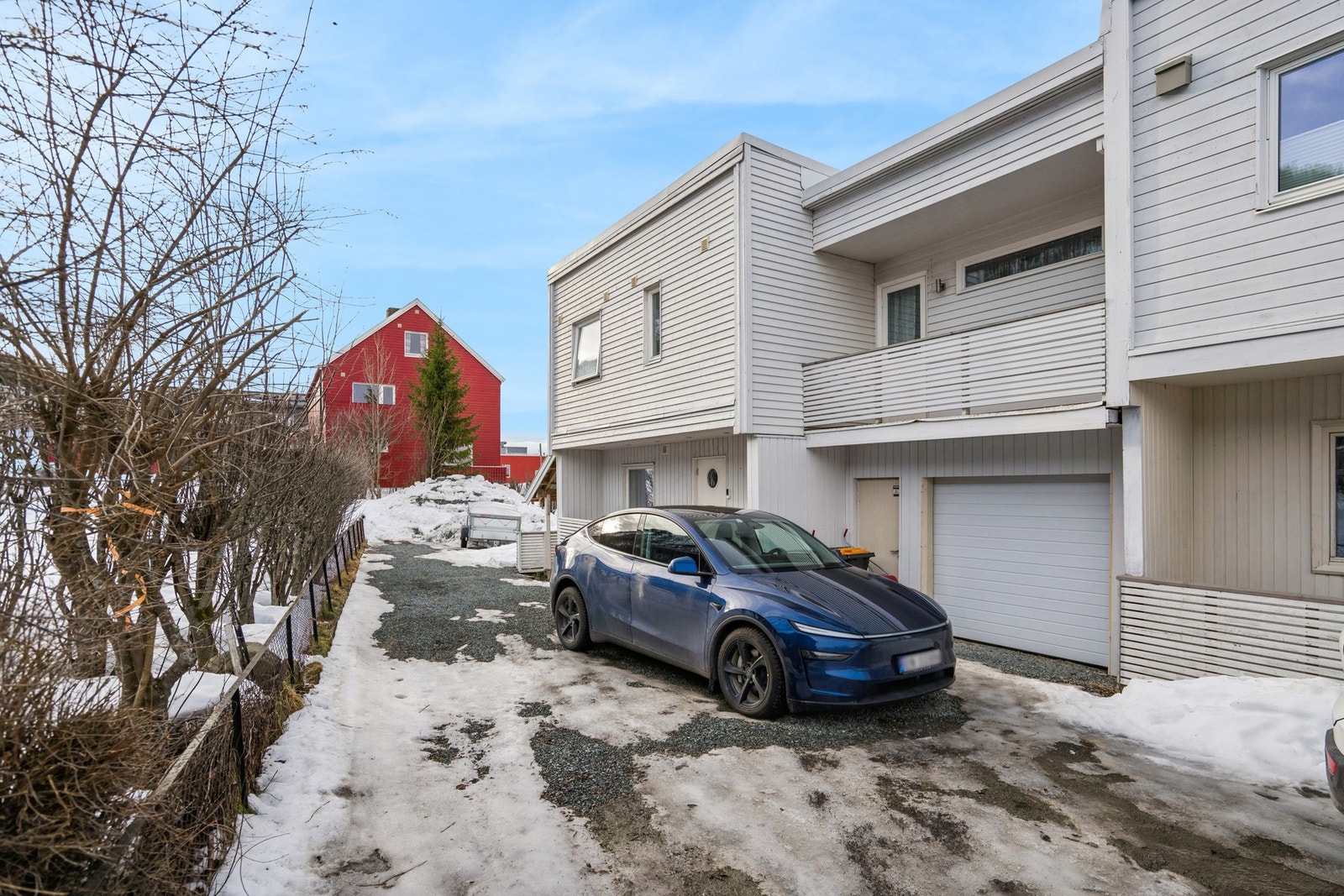 Parkering på gårdsplass og i garasje. Galleribilde