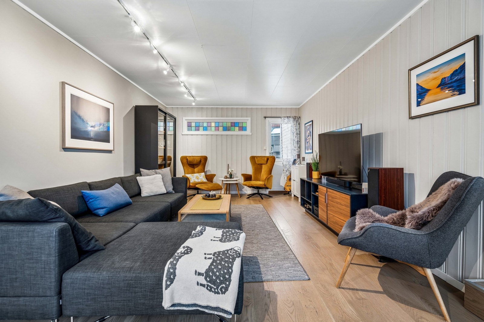 Stor stue med god plass til stor sofa. Galleribilde