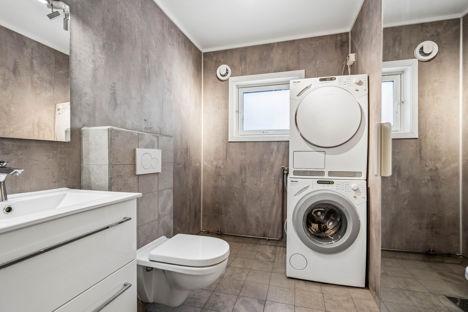 Hoveddel har 2 bad - bad 1. Galleribilde