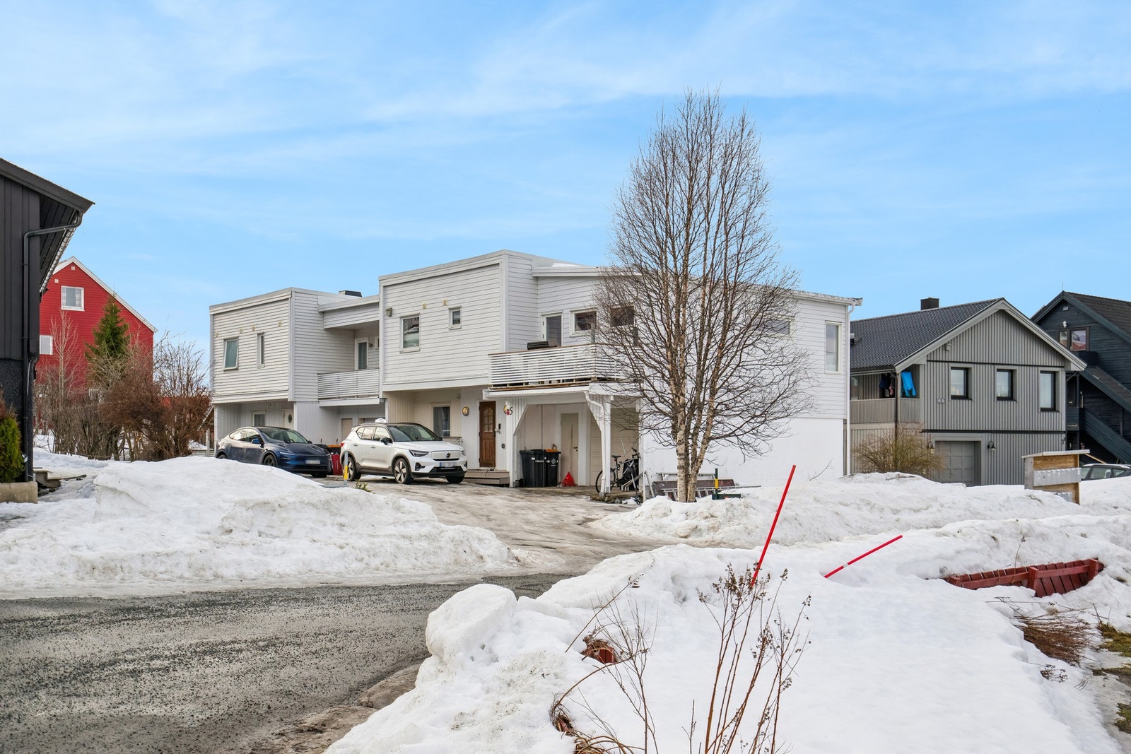 Boligen ligger i hjertet av Tromsdalen med gangavstand til det meste. Galleribilde