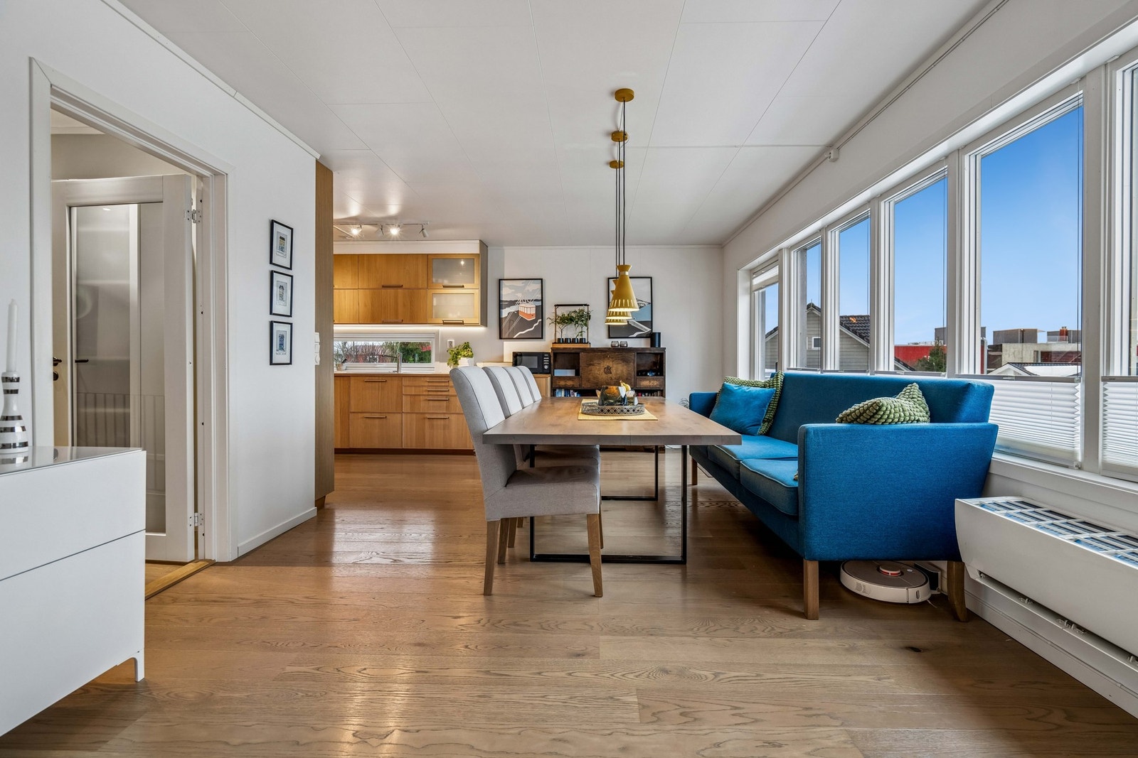 Spisestuedel med kjøkken i bakkant. Galleribilde