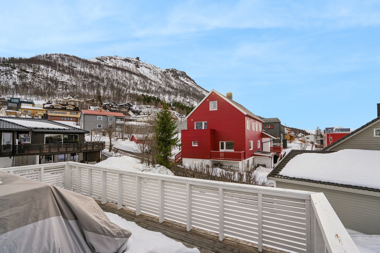 Utsikt mot Fløya fra balkongen. Her har du gode solforhold. Galleribilde