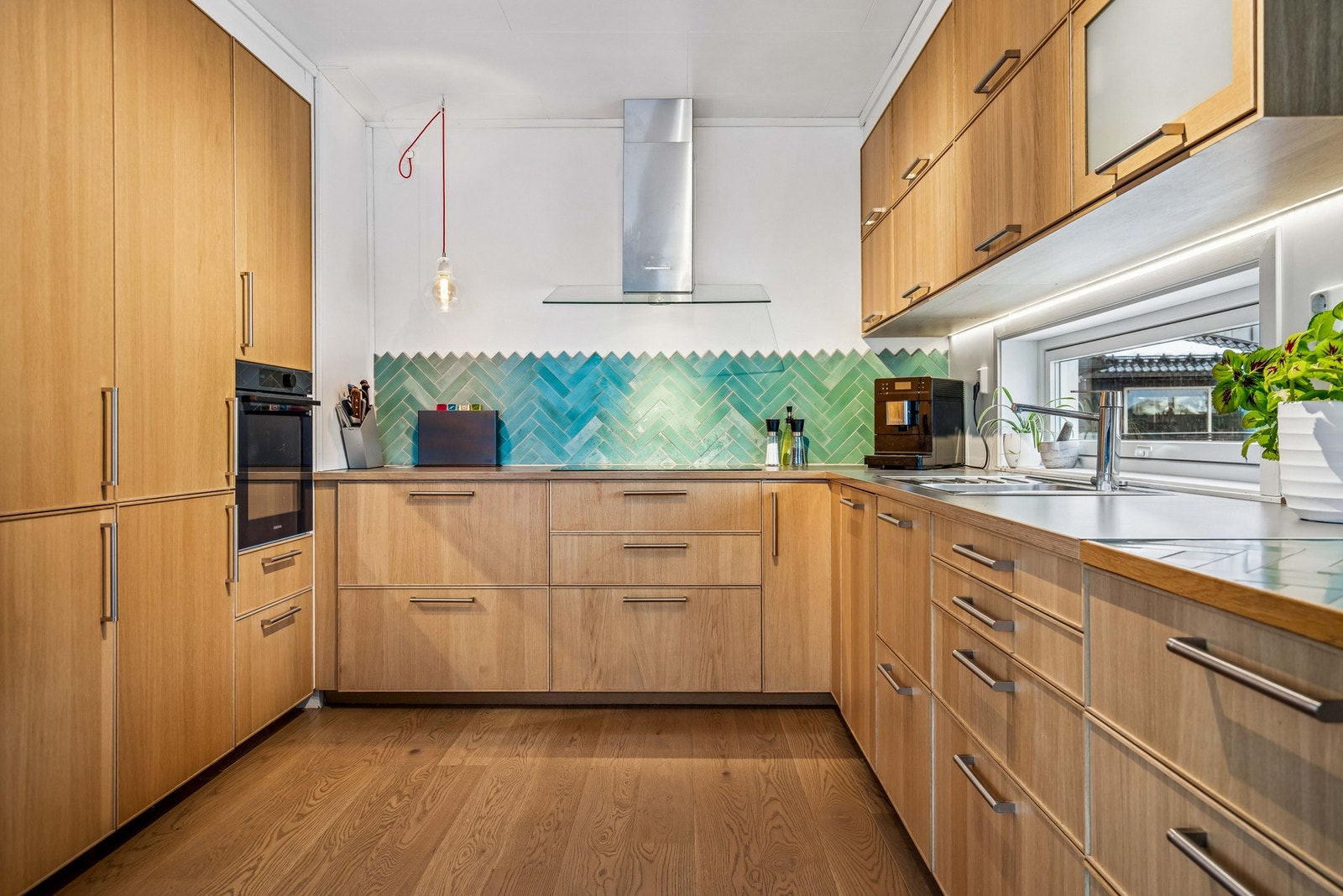 Stort kjøkken med godt med skap og benkeplass. Galleribilde