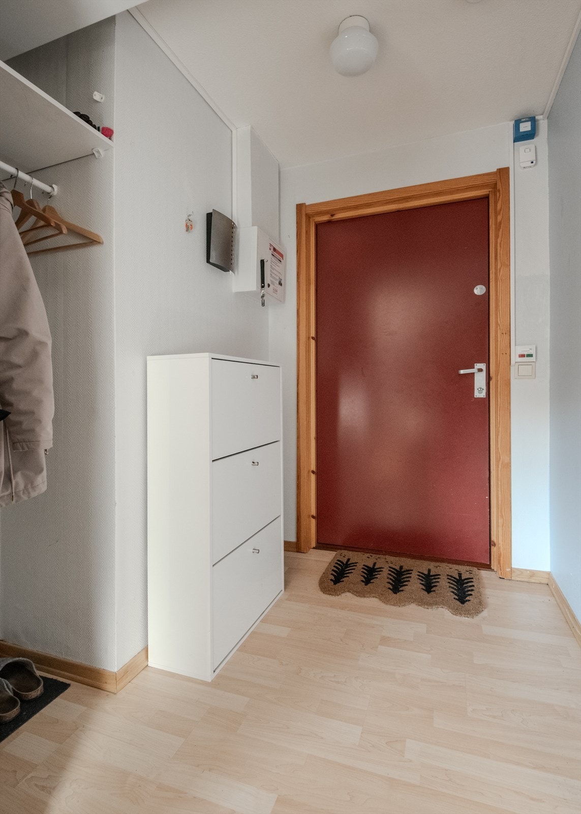 Velkommen til en romslig entré med praktisk knaggrekke og hylle i en egen nisje. Galleribilde