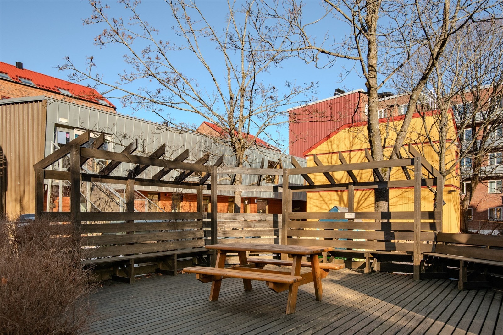 Sitteplasser i bakgården. Galleribilde