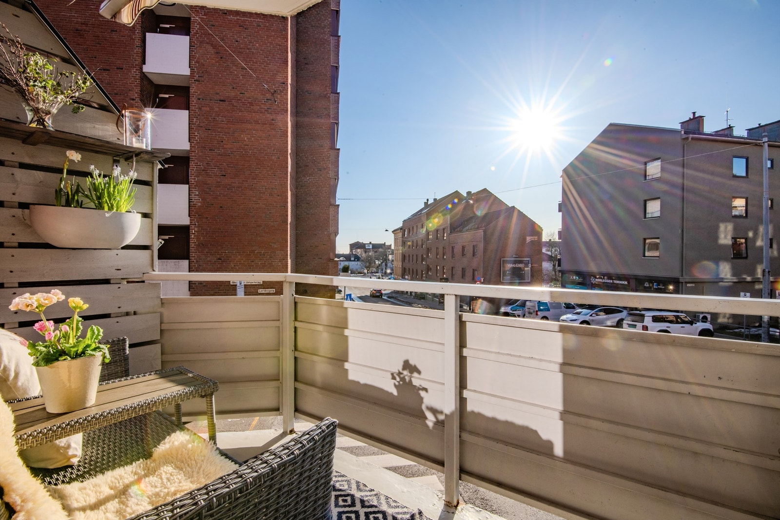 Leiligheten byr på en solrik hjørnebalkong med elektrisk markise. Galleribilde