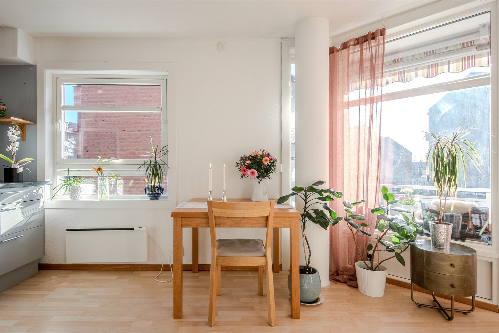 Stuen er romslig og har god plass til sofa, TV med tilhørende møblement, samt spisebord med stoler. Galleribilde