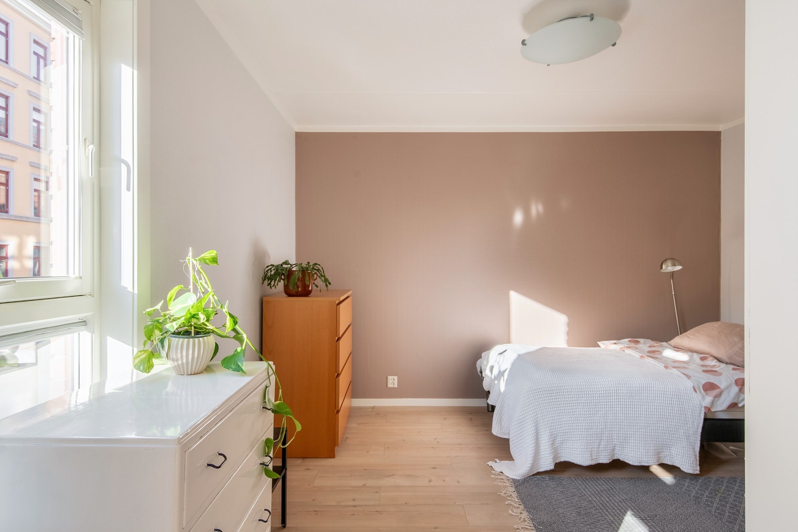 Leiligheten har et stort soverom som er malt i duse farger. Galleribilde