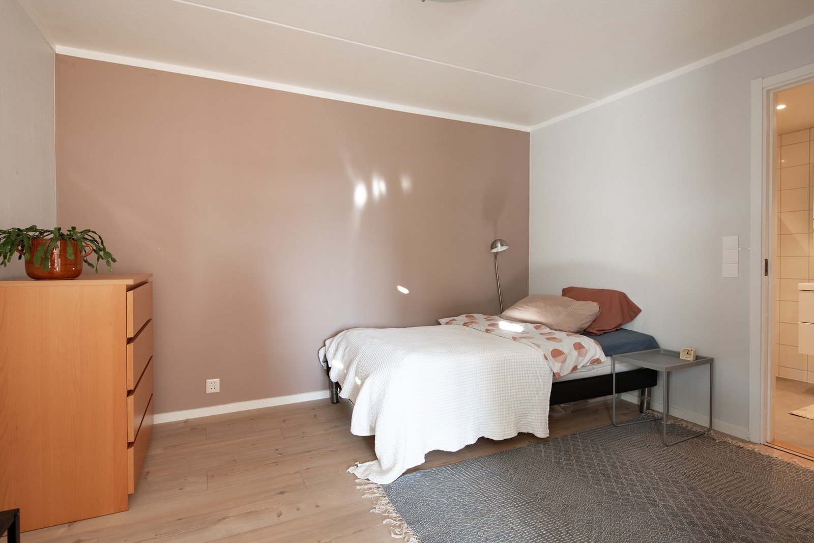 Soverom med plass til dobbeltseng, godt med oppbevaring og kontorplass. Galleribilde