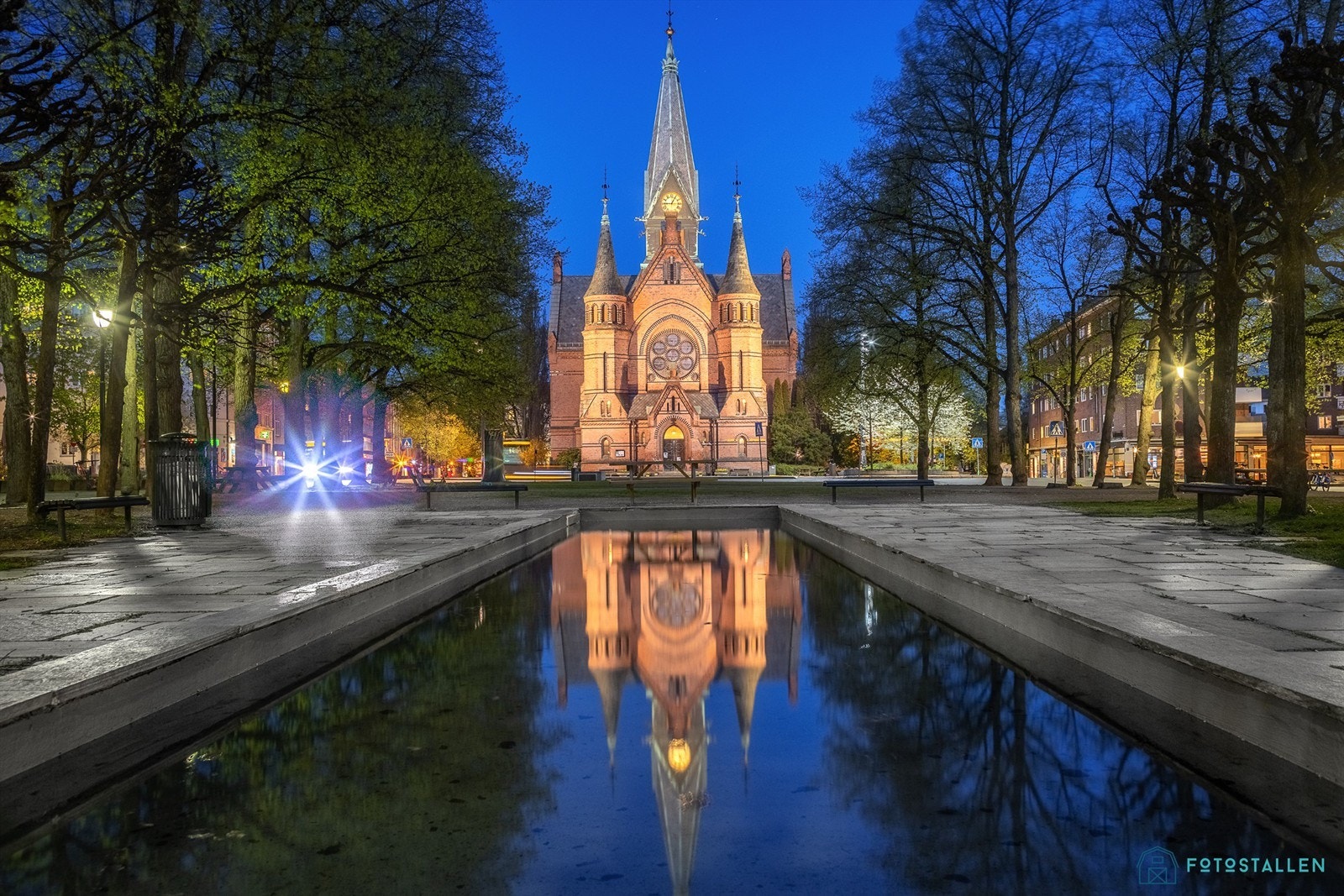 Nydelige Sagene Kirke er kun en kort spasertur unna, og er et av de mest markante landemerkene i bydelen Sagene! Galleribilde