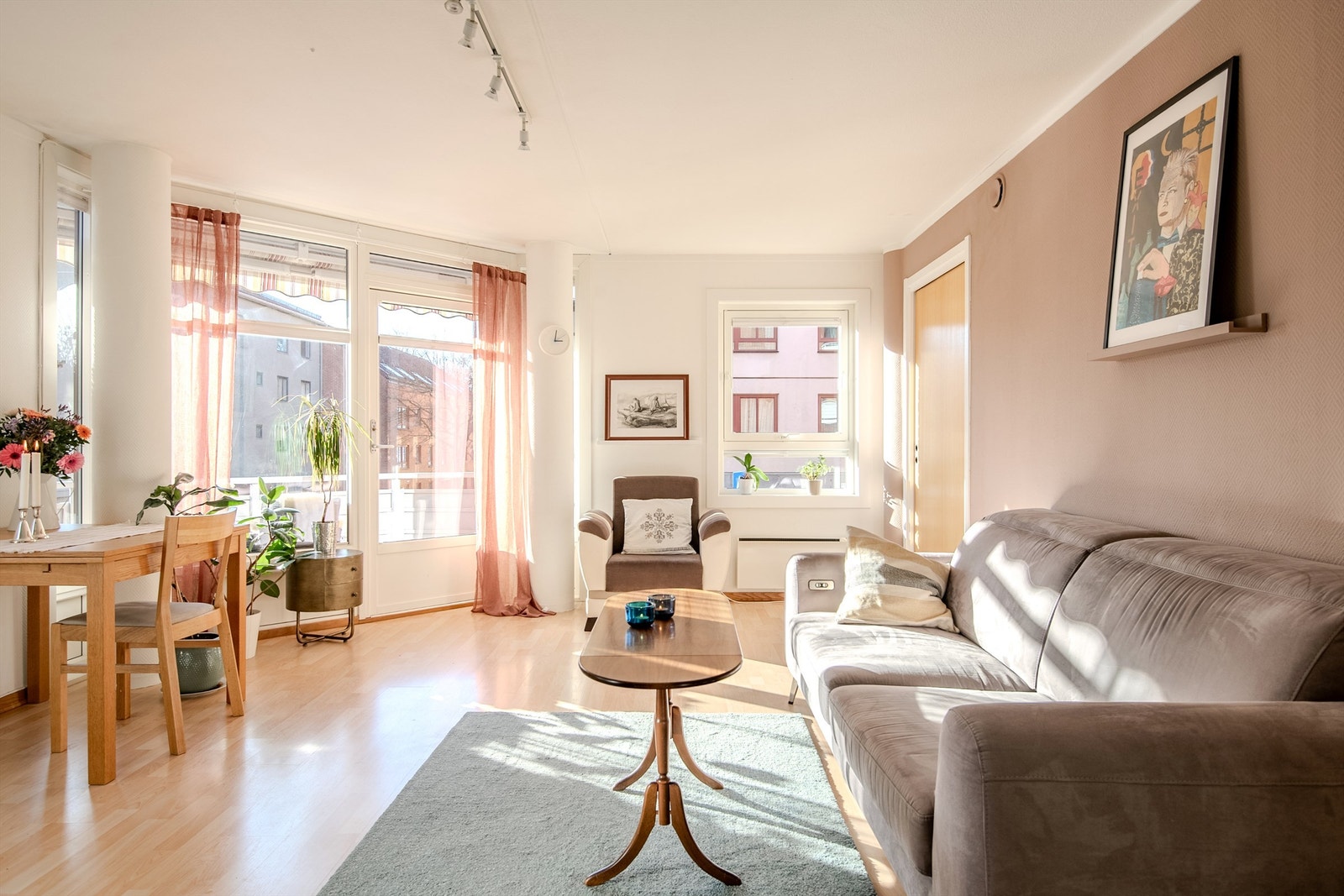 Stuen i hjørnet av bygget gir ekstra gode lysforhold, med store vindusflater som slipper inn rikelig med naturlig lys. Galleribilde