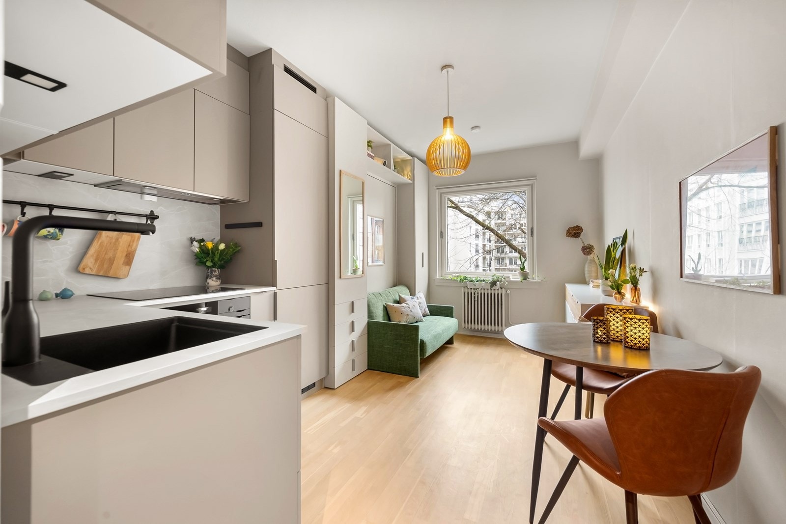 Ekstra takhøyde i kombinasjon med lyse og delikate overflater sørger for god romfølelse og en herlig atmosfære. Galleribilde