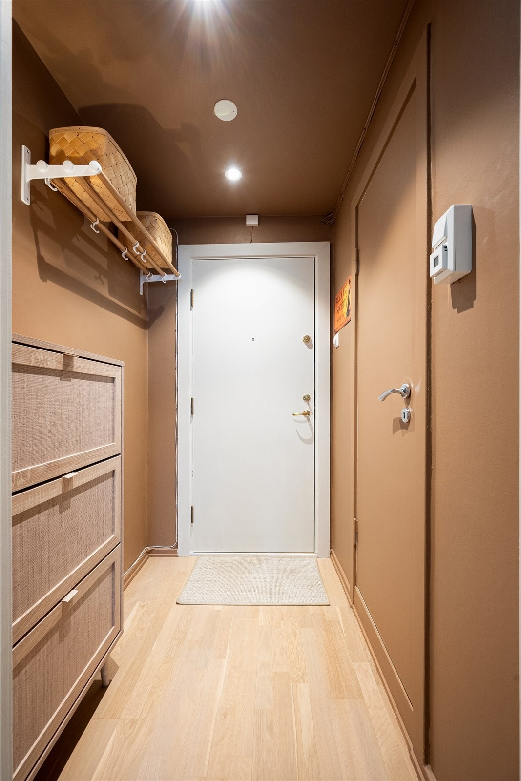 Hyggelig og praktisk entré som gir et umiddelbart godt førsteinntrykk. Galleribilde