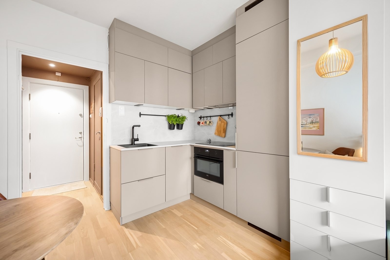 Stilrent kjøkken fra Kvik med integrerte hvitevarer og rikelig med oppbevaringsplass. Galleribilde