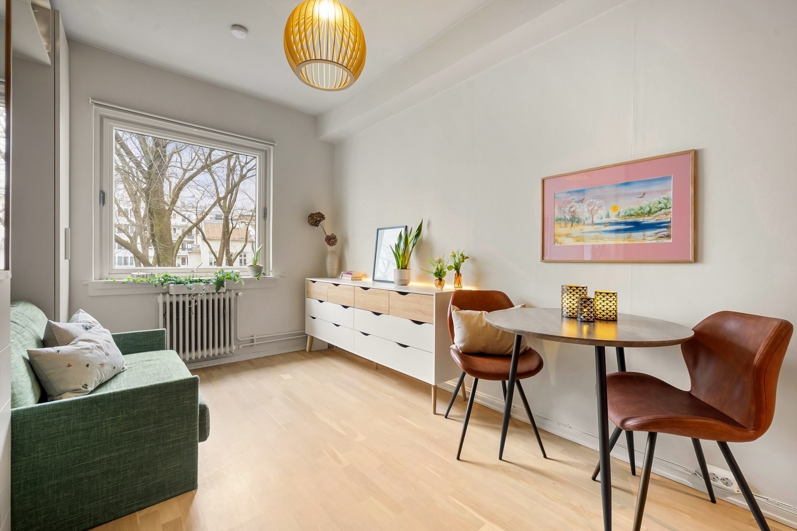 ed arealeffektiv møblering er det plass til både sovesofa, tv og spiseplass. Galleribilde