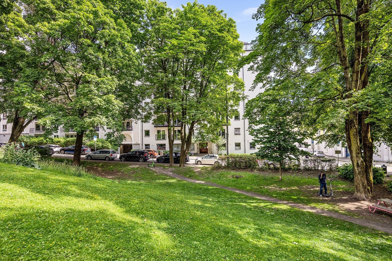 Her ser du inngangen til leilighetene rett i forkant av Ankerhagen. En koselig og fredelig park. Foto: Pontus Holmenäs. Galleribilde