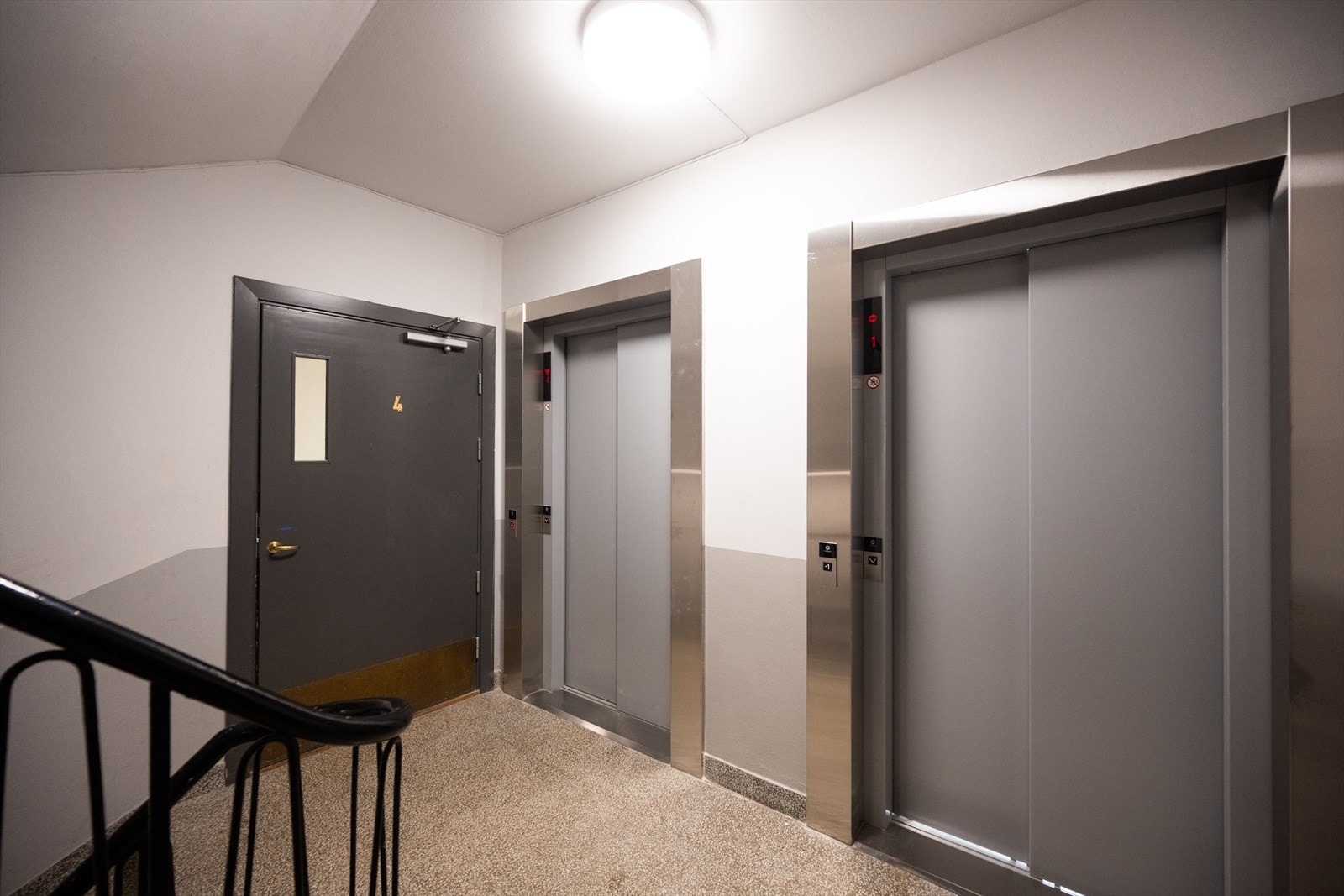 Trappeoppgang/heisadkomst. Heisene er nylig oppdragert. Galleribilde