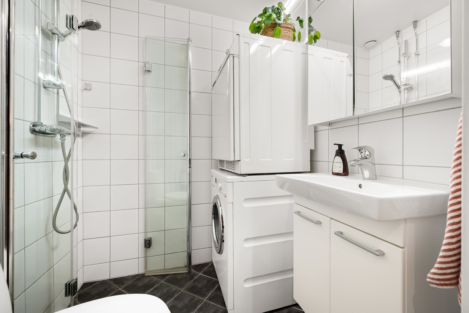 Flislagt mad med opplegg til vaskemaskin og tørketrommel. Galleribilde