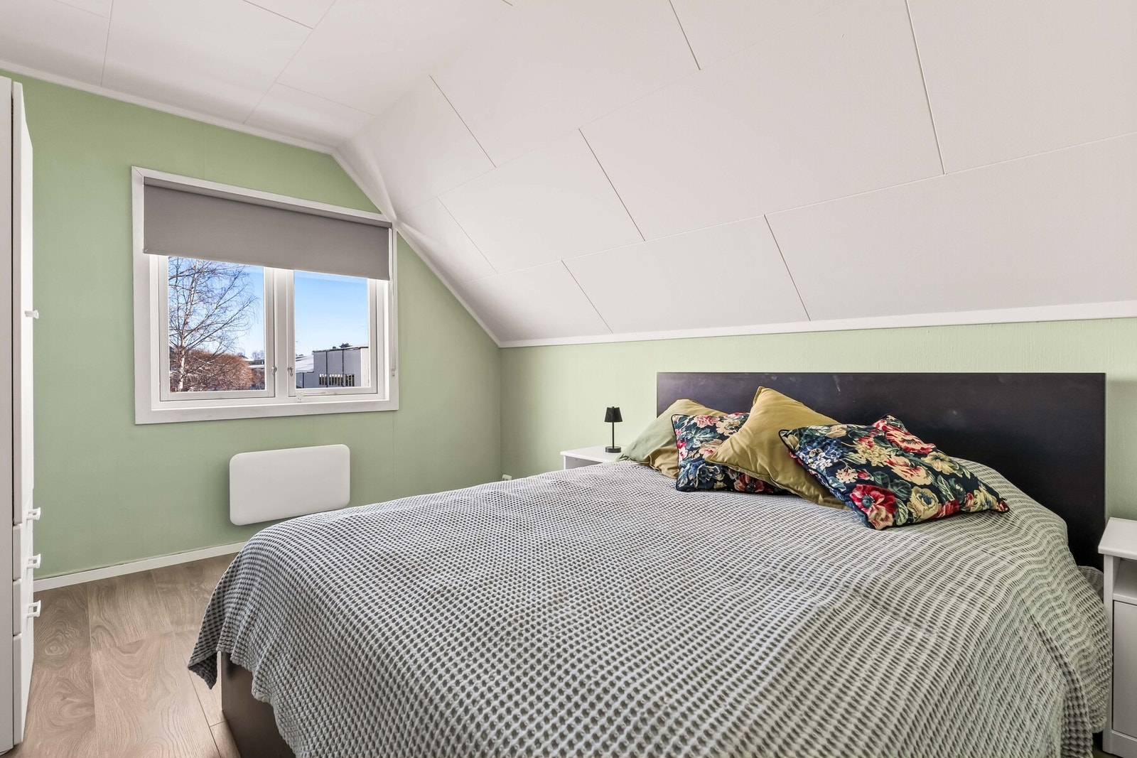 Boligen har totalt fire soverom - tre i 2. etasje og ett i 1. etasje. Hovedsoverommet i boligens 2.etashe har malte slette veggflater, laminat på gulv og et stort vindu som slipper inn rikelig med lys. Det er satt inn garderobeskap. Galleribilde